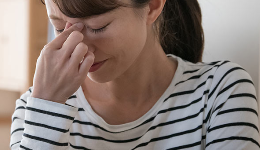 眉間のシワにテープを貼る効果はある？50代でも寝てる間にシワを伸ばせるって本当？